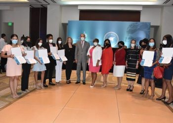 MESCYT participa en acto de entrega de becas del Ministerio de la juventud