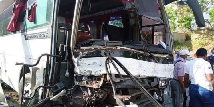 Al menos tres personas fallecidas  durante accidente de tránsito en la carretera Sánchez