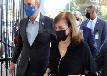 El presidente Abinader acompaña a su madre a vacunarse contra el COVID-19