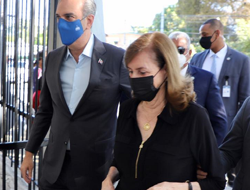 El presidente Abinader acompaña a su madre a vacunarse contra el COVID-19