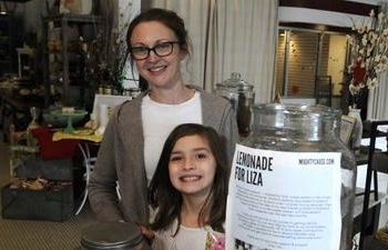 Una niña de 7 años recauda dinero con su puesto de limonada para su operación cerebral