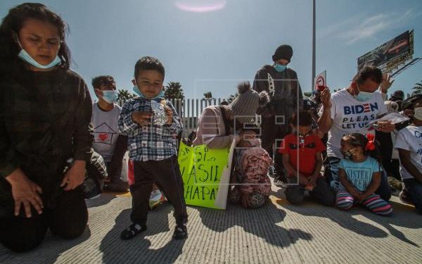Con una oración, los migrantes piden la apertura de la frontera en Tijuana