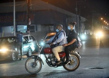 Gobierno anuncia pondrá chalecos con número de identificación a los motoristas