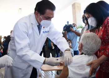 Ministro de Salud exhorta a la población a usar plataforma digital para agendar citas de vacunación contra la COVID-19