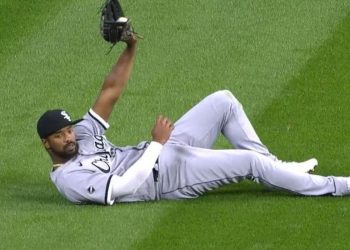 Eloy Jiménez sale del partido por molestias en hombro