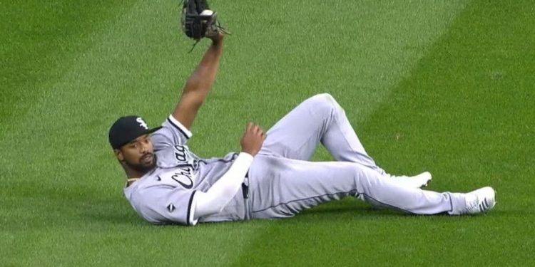 Eloy Jiménez sale del partido por molestias en hombro