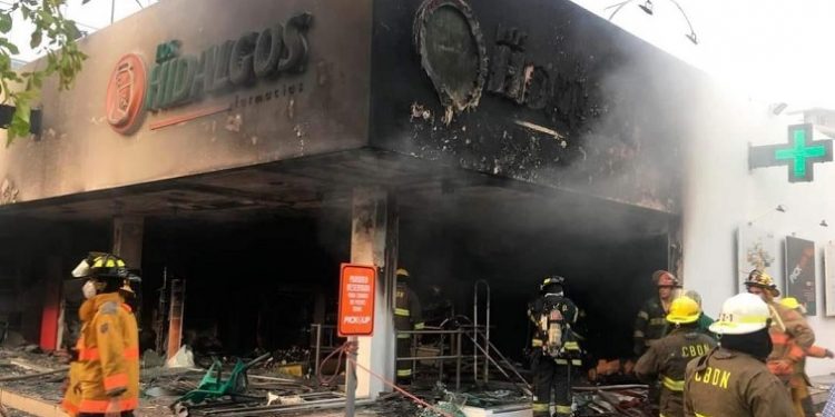 Fallece joven por inhalación de humo en incendio de farmacia Los Hidalgos
