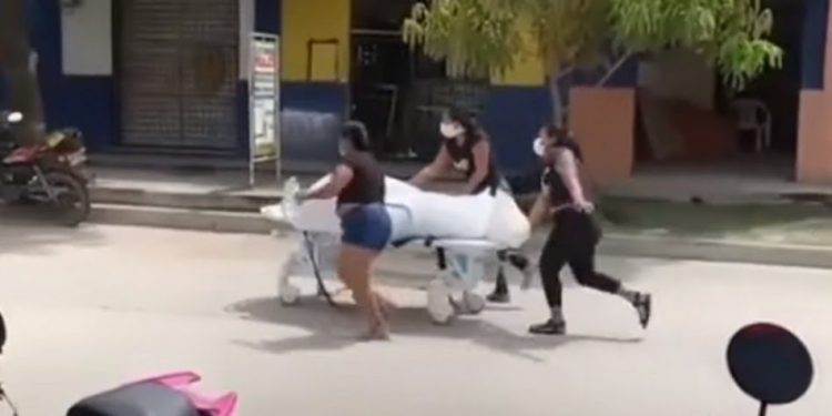 Familia roba el cadáver de hombre que murió por Covid-19 y lo lleva en camilla para sepultarlo