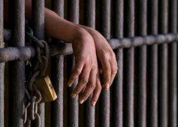 Prisión preventiva a hombre que agredió a pedradas a un agente policial en Salcedo