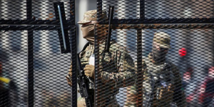 Dos policías heridos tras ser embestidos por un vehículo cerca del Capitolio de EE.UU.