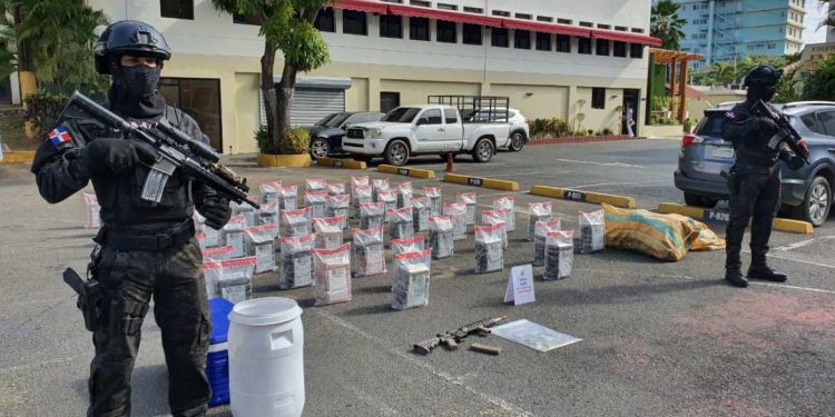 DNCD y ARD ocupan 615 paquetes presumiblemente cocaína en costas de SPM y Azua