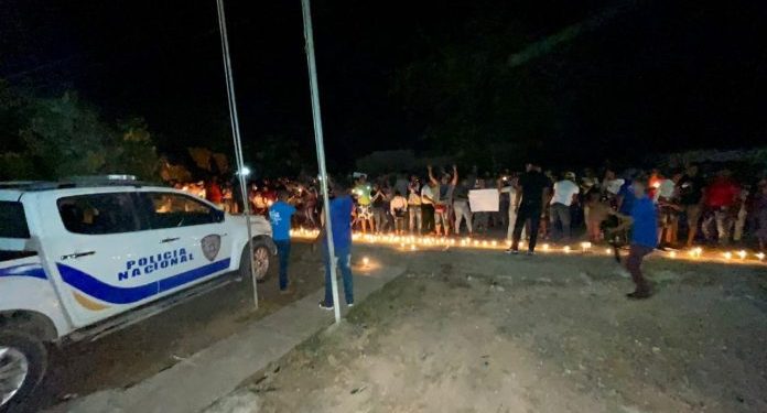 Exigen justicia por jóvenes muertos durante tiroteo en bar clandestino de Guaraguao