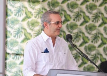 Presidente Abinader felicita periodistas en su día