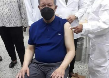 Leonel Fernández se vacuna contra el Covid-19