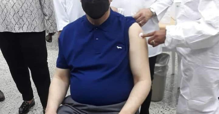 Leonel Fernández se vacuna contra el Covid-19