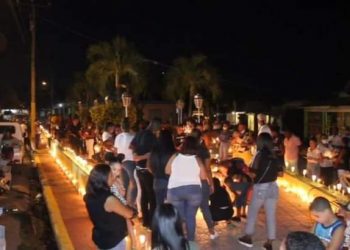 Encienden velas en demanda de que sean esclarecida la muerte de Lisabetta Mota en Bayaguana