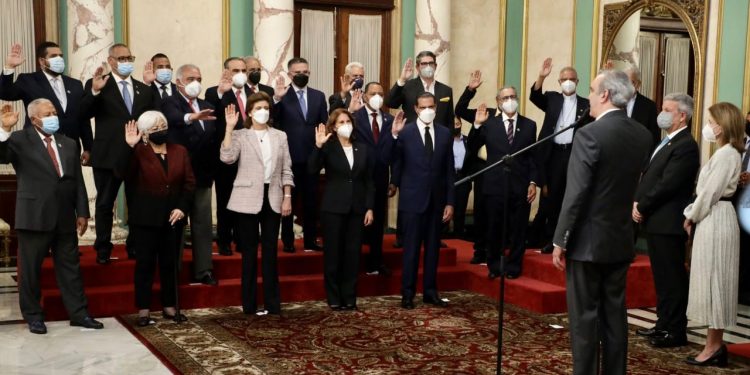 Presidente Abinader juramenta grupo para transformar Policia Nacional