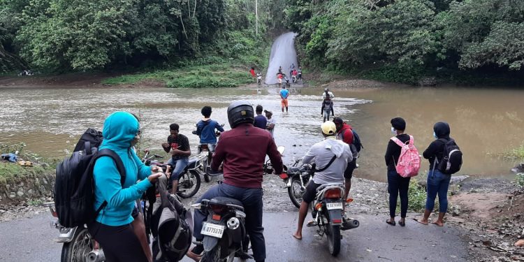 Solicitan construcción de un puente en Mamá Tingó, Yamasá