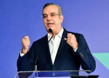 Presidente afirma periodistas podrán ser incluidos en planes de viviendas y seguro Premium