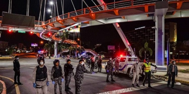 Gobierno extiende de manera intacta toque de queda por un mes más