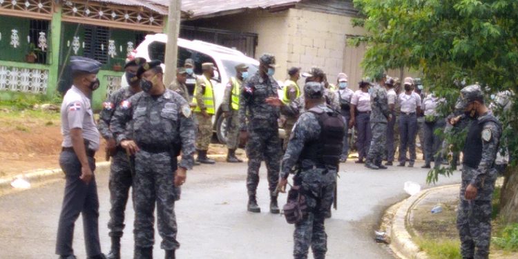 Video | Policía Nacional dispersa protesta contra la Barrick Gold en Yamasá; reportan personas heridas