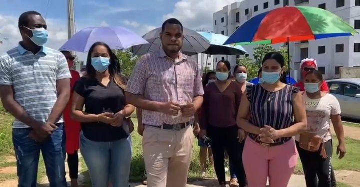 Exempleados de escuelas, Parque Temático y hospital de Ciudad Juan Bosch exigen reposición de empleos