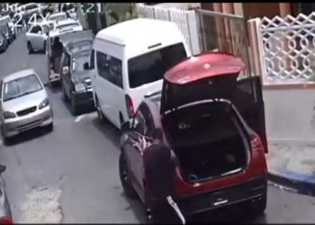Vídeo | Hombres se enfrentan a tiros por pase de vehículo