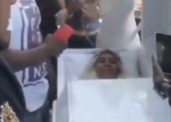 Vídeo | Mujer renta ataúd y simula su muerte en vida