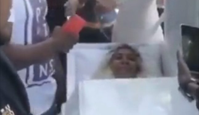 Vídeo | Mujer renta ataúd y simula su muerte en vida