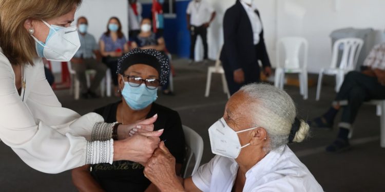Vicepresidenta Raquel Peña supervisa ejecución del Plan Nacional de Vacunación durante Semana Santa