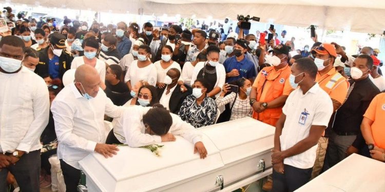 Sepultan los restos de pareja cristiana asesinada por agentes PN