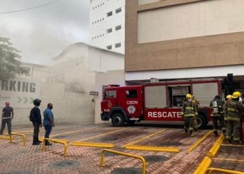 Incendio afecta parte trasera de Plaza Naco