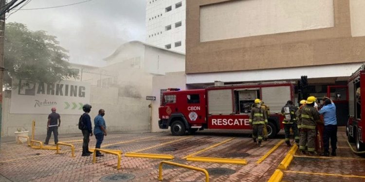 Incendio afecta parte trasera de Plaza Naco