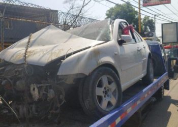 Carro se estrella contra poste del tendido eléctrico en Barahona