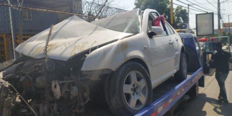 Carro se estrella contra poste del tendido eléctrico en Barahona