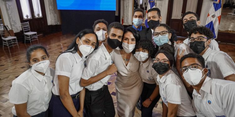 Primera dama otorga becas para el ITLA a jóvenes ganadores de concurso de la Nasa