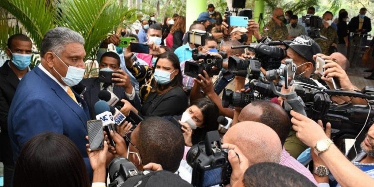 Disponen cancelación agentes vinculados a muerte de pareja en Villa Altagracia