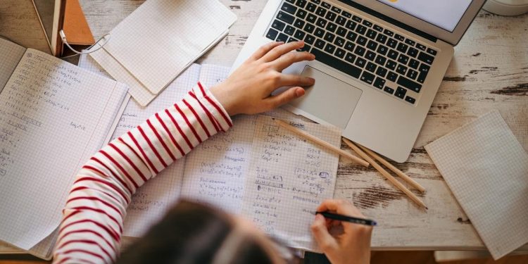 Escribir a mano provoca que memorices mejor las cosas, según un estudio