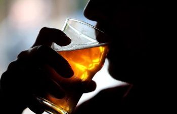 Asciende a 64 fallecidos por consumo de bebidas adulteradas