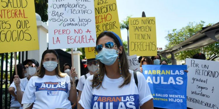 Un grupo de padres y el Minerd libran una verdadera batalla judicial por el regreso a las aulas