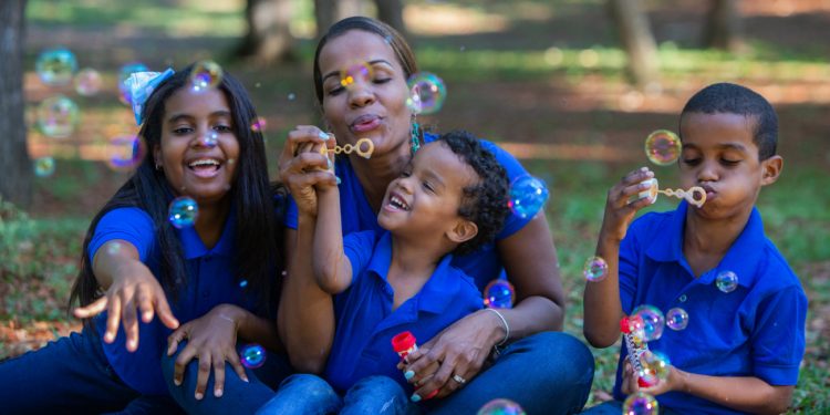 Abinader felicita a las madres dominicanas en su día