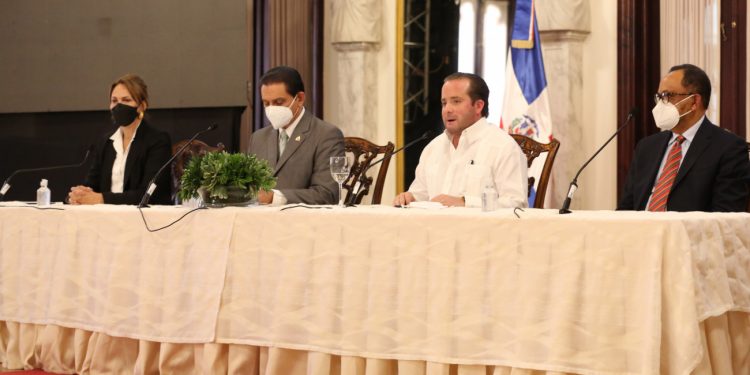 Poder Ejecutivo confirma que los contratos con farmacéuticas para adquirir vacunas contra el COVID-19 son transparentes