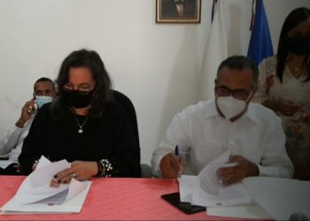 Alcalde de Bayaguana firma acuerdo con la OSAM