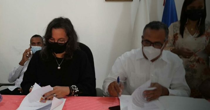 Alcalde de Bayaguana firma acuerdo con la OSAM
