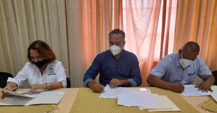 Alcalde de Bayaguana y  FUNDESIRE firman acuerdos de colaboración