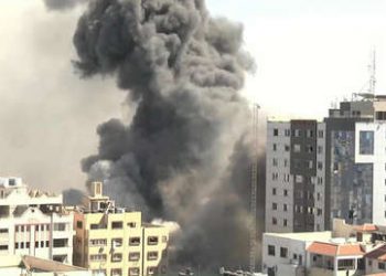 Un ataque aéreo israelí derriba un edificio en Gaza con oficinas de AP y Al Jazeera
