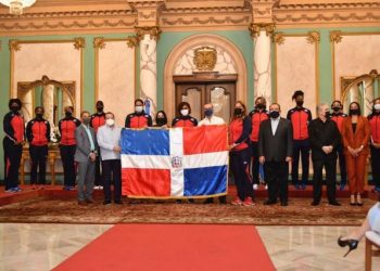 Abinader entrega bandera a Reinas del Caribe antes de partir hacia Italia