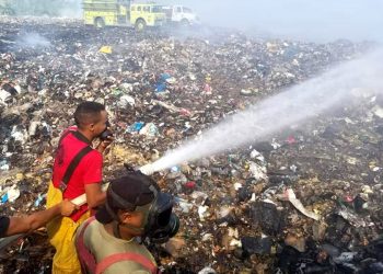 Bomberos trabajan para sofocar incendio en vertedero de Sosúa