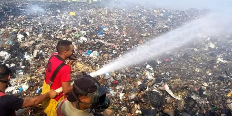 Bomberos trabajan para sofocar incendio en vertedero de Sosúa