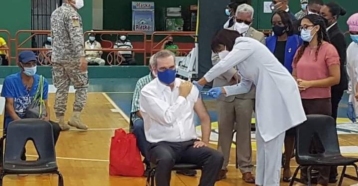 Presidente Luis Abinader se vacuna contra el covid-19